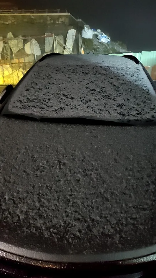 高雄郭先生帶著一家四口上合歡山追雪，成功拍下武嶺降雪的畫面。郭先生提供