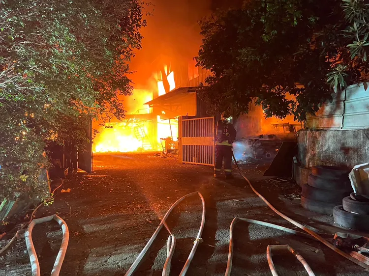 鐵皮屋因堆放大量雜物導致延燒迅速。張喆喜攝