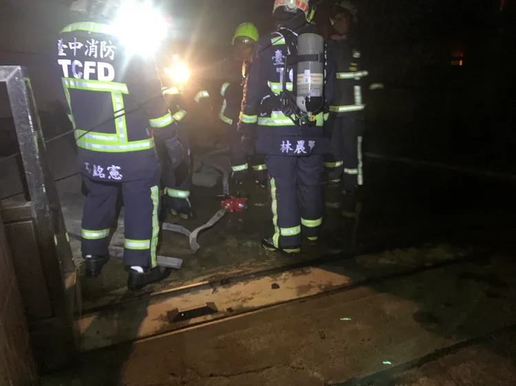 大批警消進入火場灌救。讀者提供