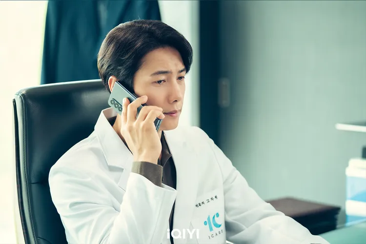 李尚禹在劇中飾演高富帥醫生。愛奇藝國際站