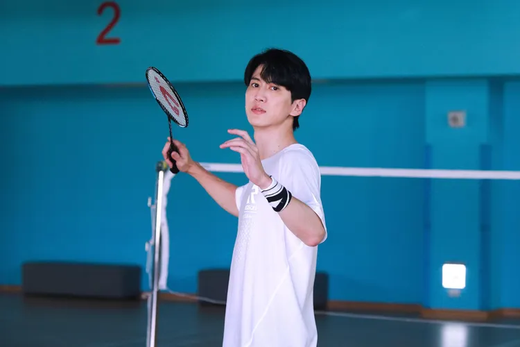 孫沁岳為《決勝的揮拍》練7天的羽球，最後全身動彈不得驚覺出事了。民視提供