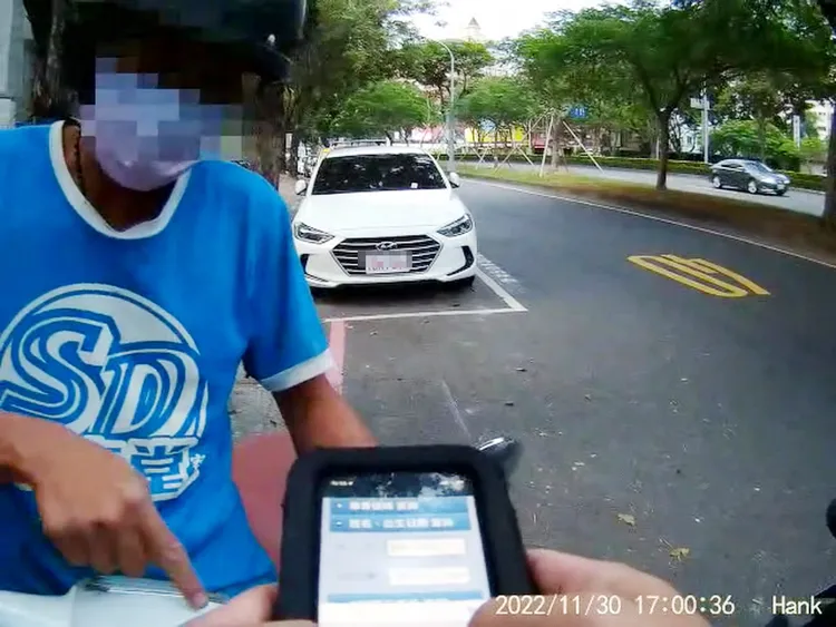 江男假冒兒子的名字應訊，太過「臭老」明顯差太多而露餡。讀者提供