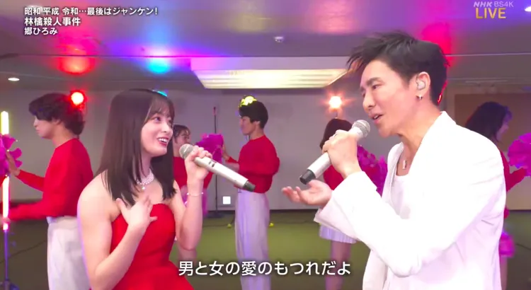 橋本環奈（左）和鄉廣美合唱。翻攝NHK