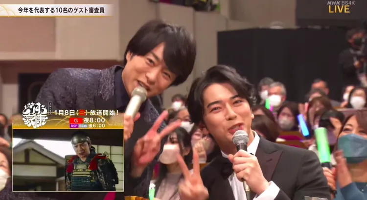 櫻井翔（左）和松本潤一起比出勝利手勢。翻攝NHK