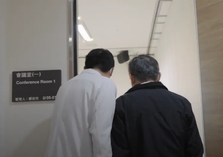 柯文哲與同事一同前往會議室開會。柯文哲辦公室提供