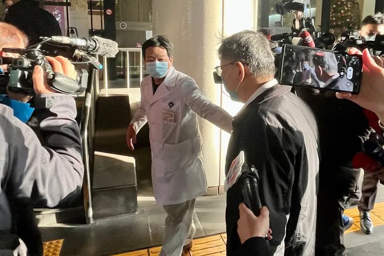 許立民迎接柯文哲返回台大醫學院。陳志淵攝