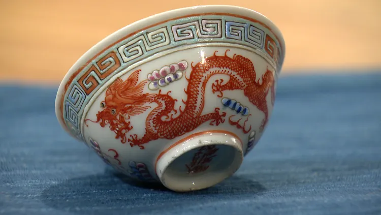 林懷民帶來瑪莎葛萊姆贈予他的禮物——清朝龍杯。MOMO TV提供