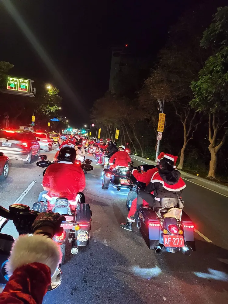 聖誕老公公騎重機在北市街頭出現。劉小元提供