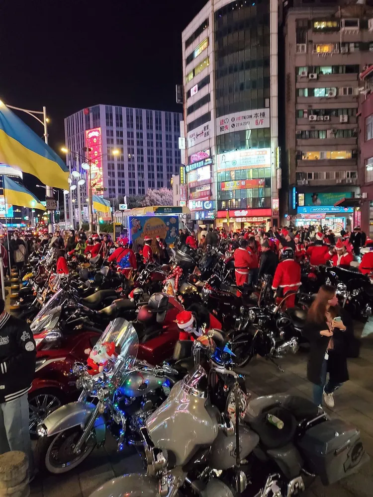近百名聖誕老公公騎士，台北街頭歡度平安夜。劉小元提供