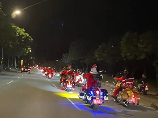近百名聖誕老公公騎重機發糖果　北市重機車隊歡慶聖誕