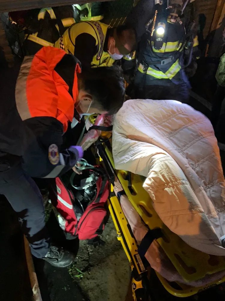 警消在3樓的神明廳中救出屋主，但他全身有80%面積3度燒燙傷，下半身也已焦黑。民眾提供