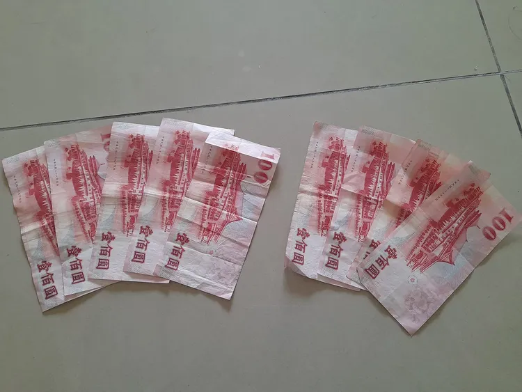 外送員遇到客人付現動手腳，少了一張百元鈔。翻攝自外送員的奇聞怪事