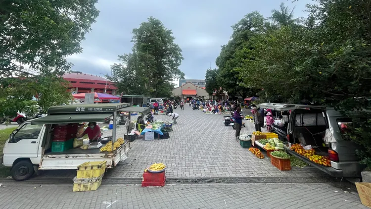鯉魚山下老人會館前的賣菜市集。資料畫面