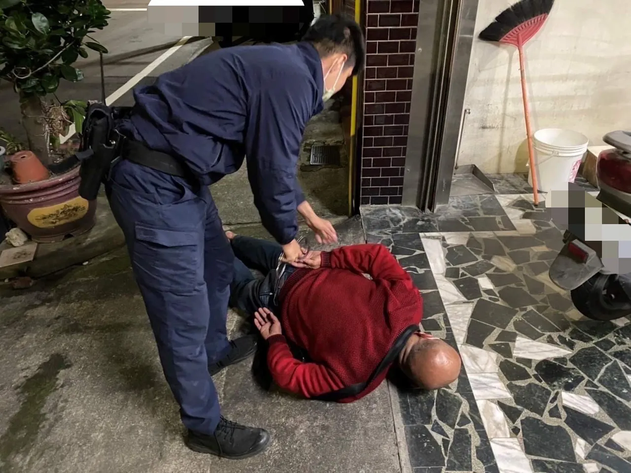徐姓男子是以自備鑰匙及順手牽羊方式,在新竹縣市一帶犯下7件機車及住宅竊盜案,已經是警方鎖定對象。翻攝畫面