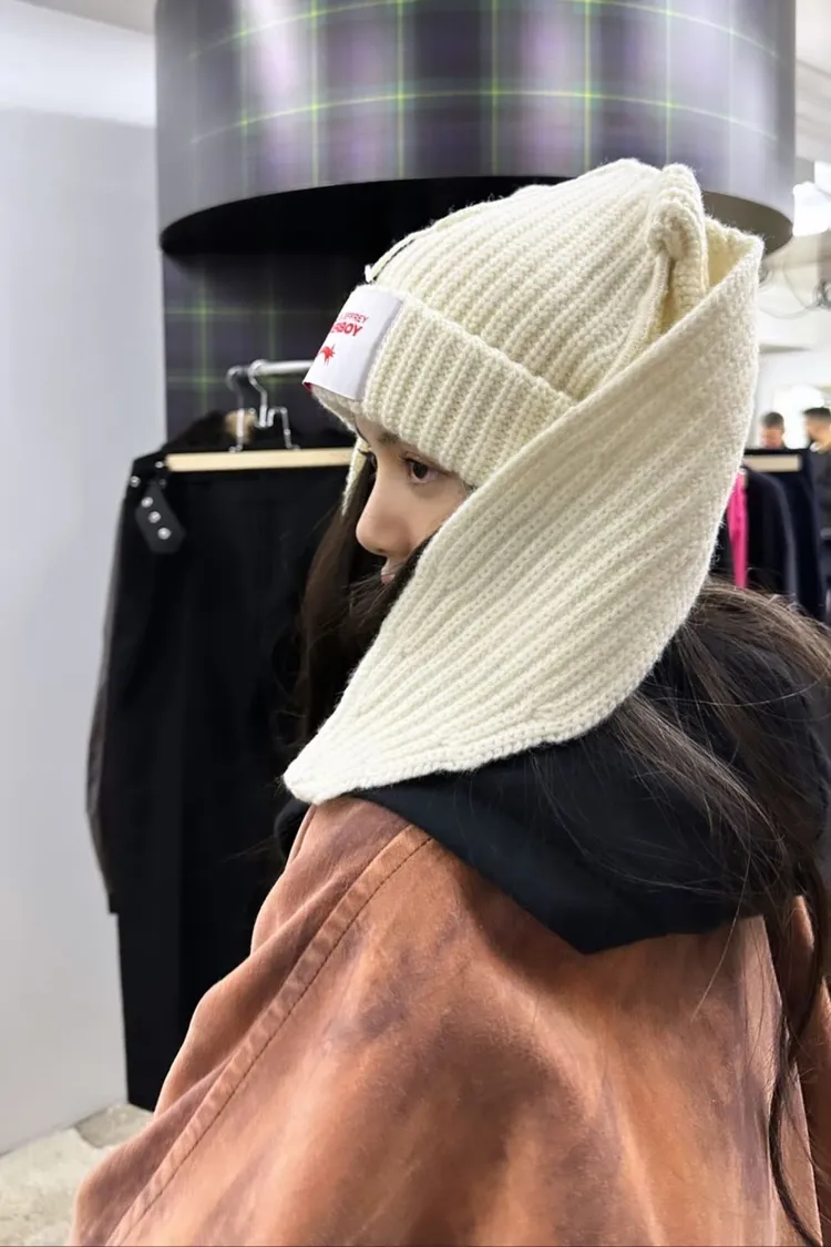 Lisa還在IG上秀過品牌另款有著兔耳朵的毛帽。翻攝lalalalisa_m IG