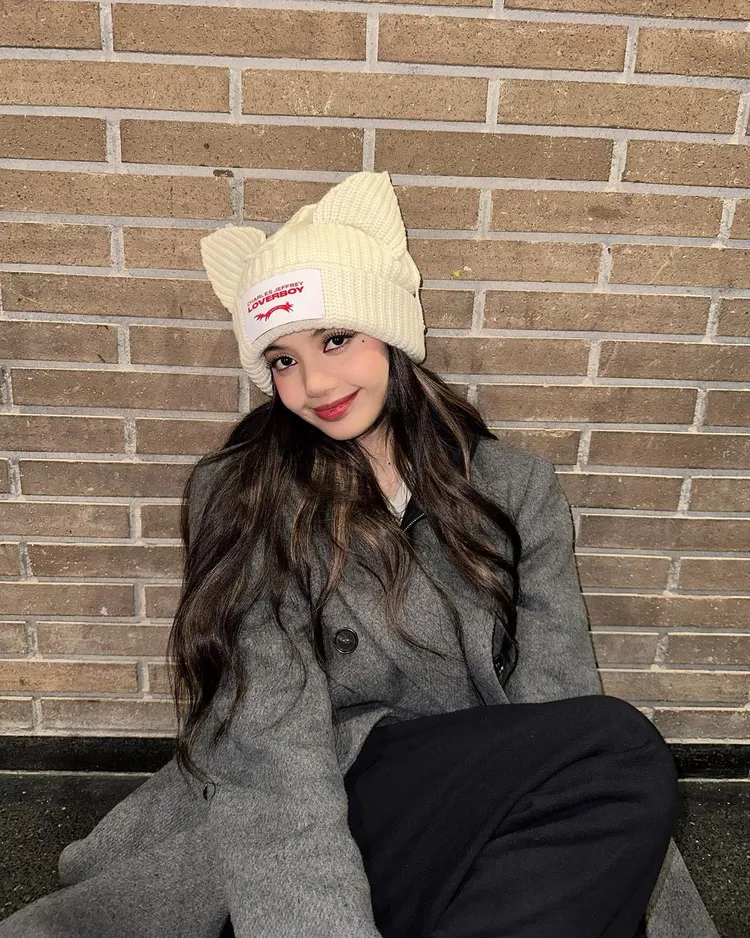 Lisa可愛的表情，配上英國設計師品牌CHARLES JEFFREY LOVERBOY的折耳毛帽，格外吸睛。翻攝lalalalisa_m IG