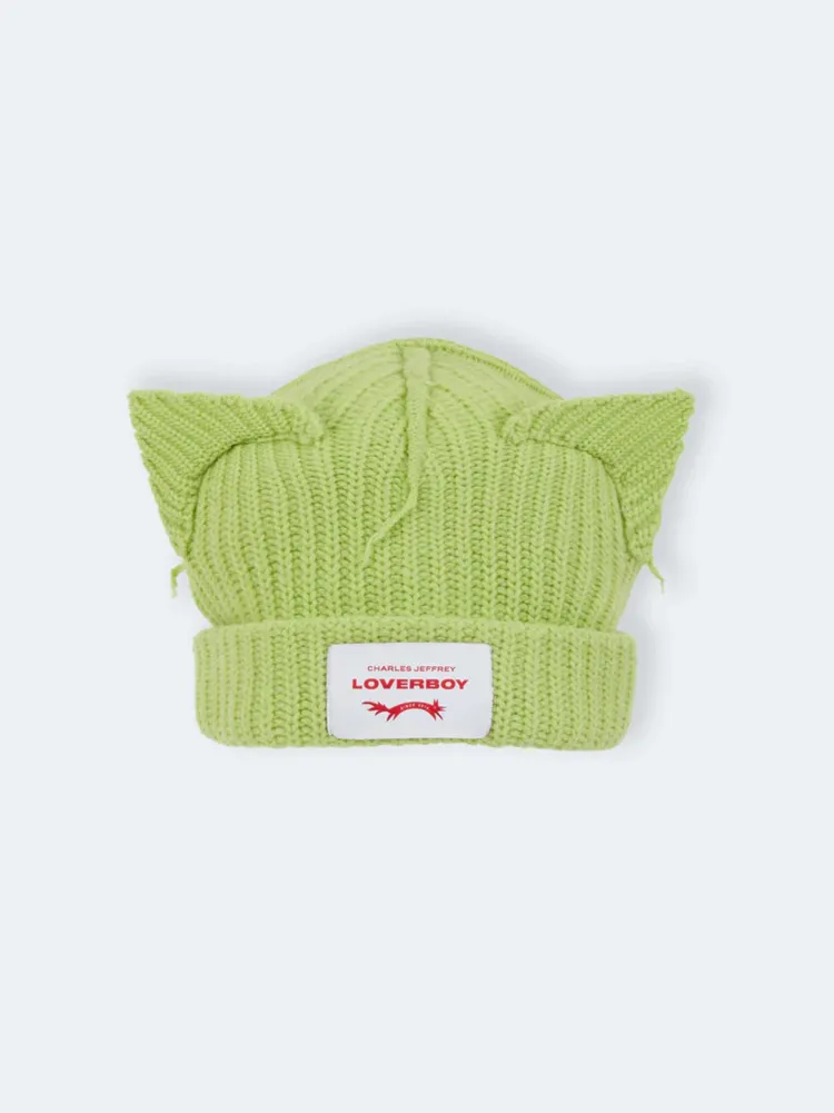 螢光綠折耳帽，6380元。onefifteen初衣食午提供