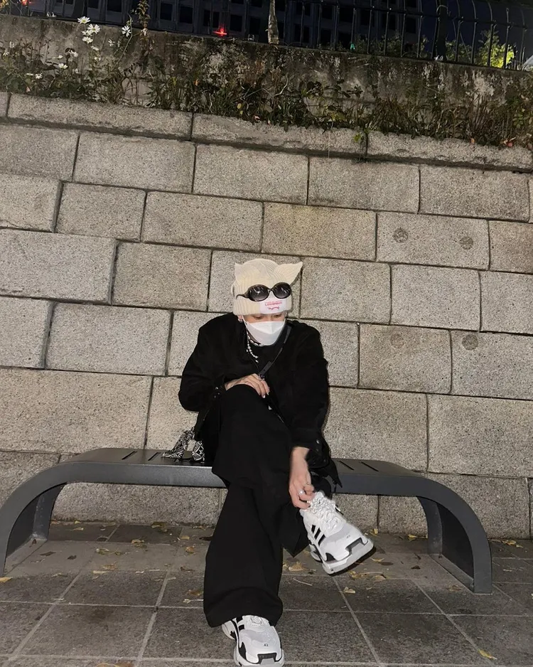 CHARLES JEFFREY LOVERBOY的折耳帽戴在TREASURE成員崔玹碩頭上，有著和師姊Lisa不同的潮流感。翻攝treasuremembers 推特