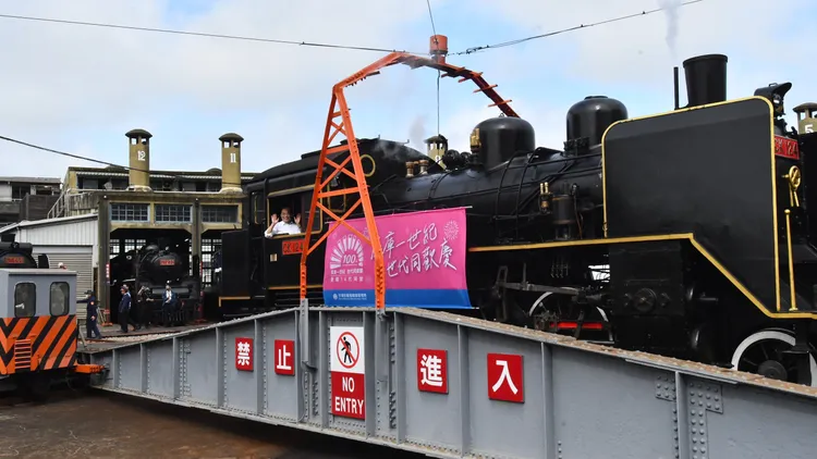 台鐵妥善保存CK124號蒸氣火車，仍可正常運行，每到特殊節日活動駛出，都吸引大批鐵道迷爭相拍照。民眾提供