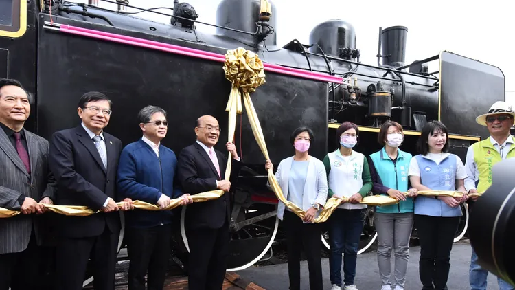 彰化扇形車庫百歲生日，行政院長蘇貞昌、交通部長及彰化縣長等人均到場同歡。民眾提供