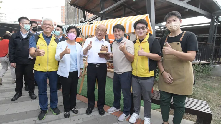 行政院長蘇貞昌(中)透露老火車的蒸氣、燃煤味，滿滿全是他年少求學時的鄉愁。民眾提供