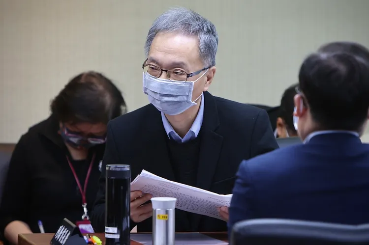 衛福部長薛瑞元表示，民眾免擔心缺藥，去醫療院所看病一樣可以取得處方藥。林林攝