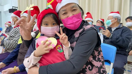 花蓮小學生送聖誕賀詞溫暖長照長者 連續12年不墜!爺奶們也送這互道聖誕快樂