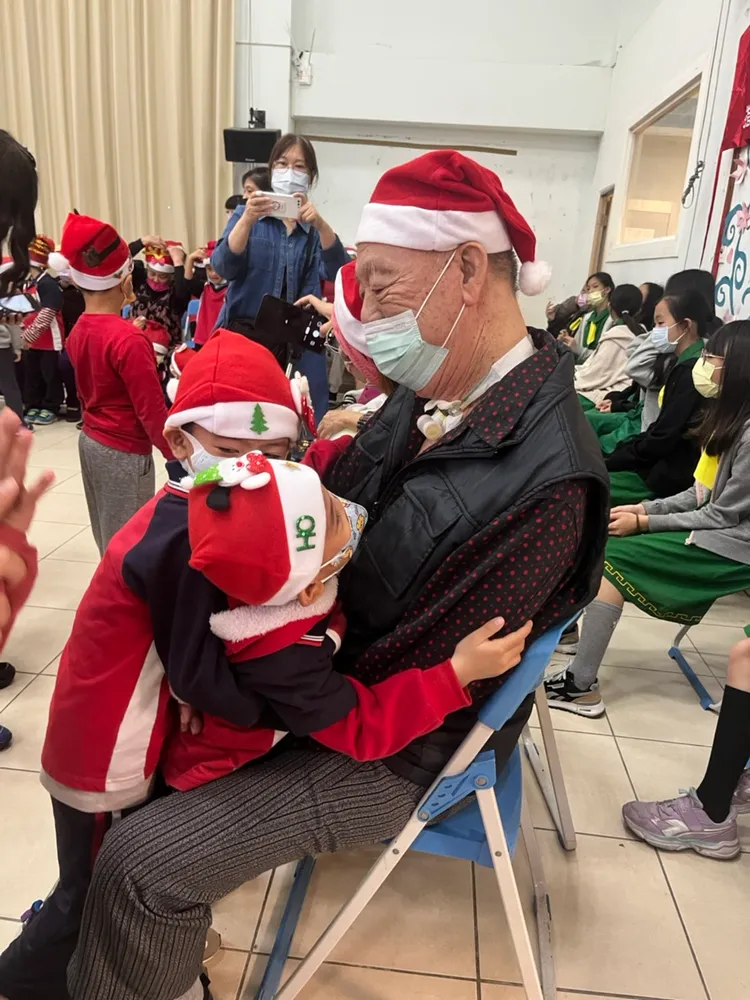 小學生走進長照機構祝福長輩們聖誕快樂。基督教芥菜種會提供