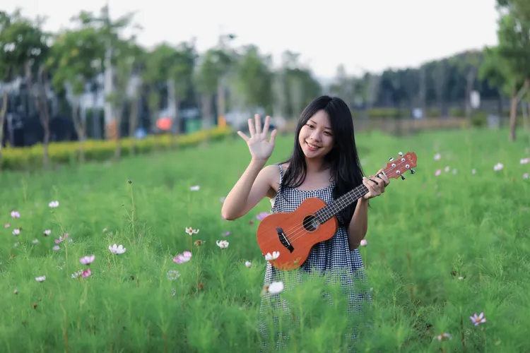 新社區環保公園內種植大量的多彩波斯菊，走在花叢中相當浪漫。新社區公所提供