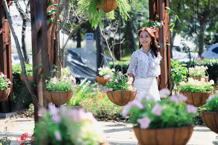 新社街頭盆花串起一條花海大道，宛如置身歐洲。新社區公所提供