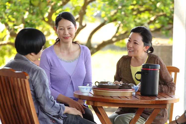 丁寧（中）與況明潔在劇中共同訪視做志工。大愛提供