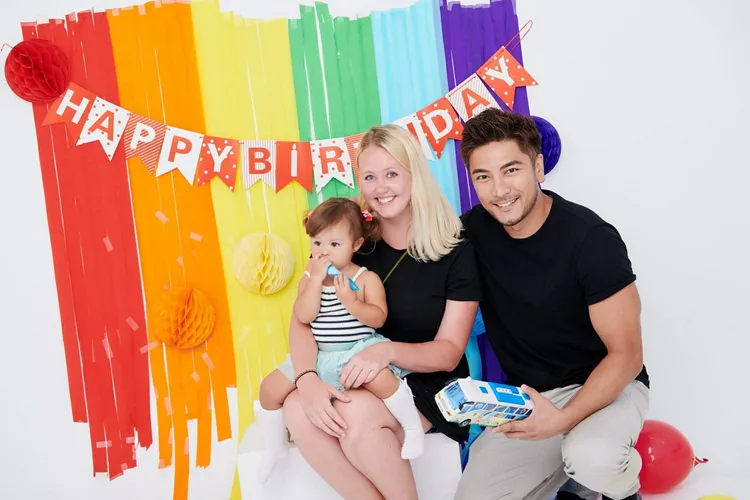 羅平（右）和老婆女兒過生日。羅平提供