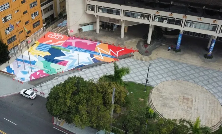 彰縣府前廣場的彩繪階梯用色明亮活潑。彰縣府提供