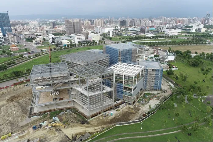台中綠美圖已進行帷幕工程和金屬擴張網施做。台中市政府提供