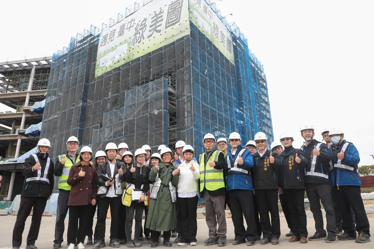 盧秀燕率市府團隊與妹島和世一行人在綠美圖建物前合影。台中市政府提供