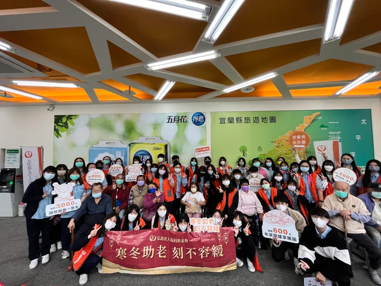 弘道服務獨居弱勢失能長輩與充當「一日孫子」的學生志工大合照。弘道老人福利基金會提供