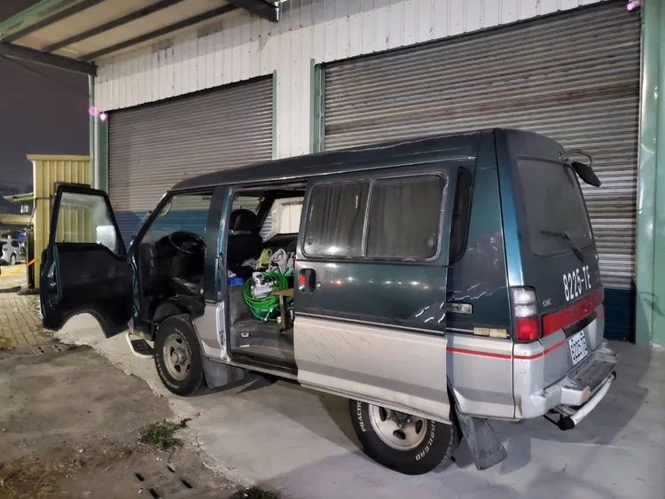 報案人開這輛得利卡貨車到案發的鐵皮屋，發現兩男子浴血倒地，連忙報警。王勇超攝