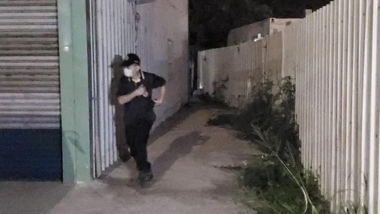 一個月內兩起槍擊案，警方不敢大大意，漏夜蒐證。王勇超攝