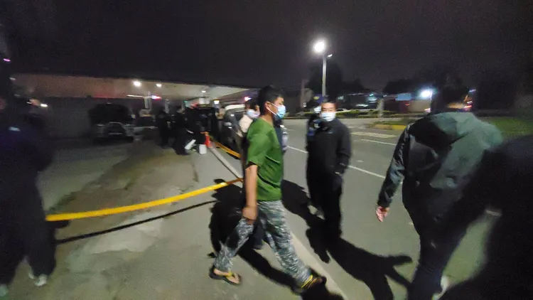 警方請監視器廠商（綠衣者）協助調閱監視器畫面釐清真相。王勇超攝