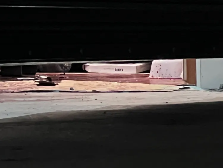 槍擊案發生在鐵皮屋工廠內，從鐵捲門的縫隙往屋內，可以看到地上有大灘鮮血。王勇超攝