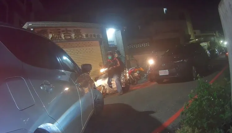 Uber車子一停、對向車子無法會車。民眾提供