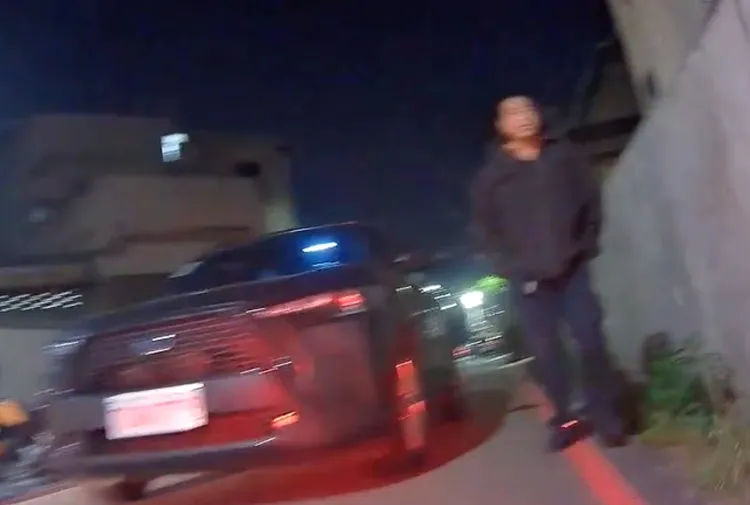 Ｕber駕駛走下車。民眾提供