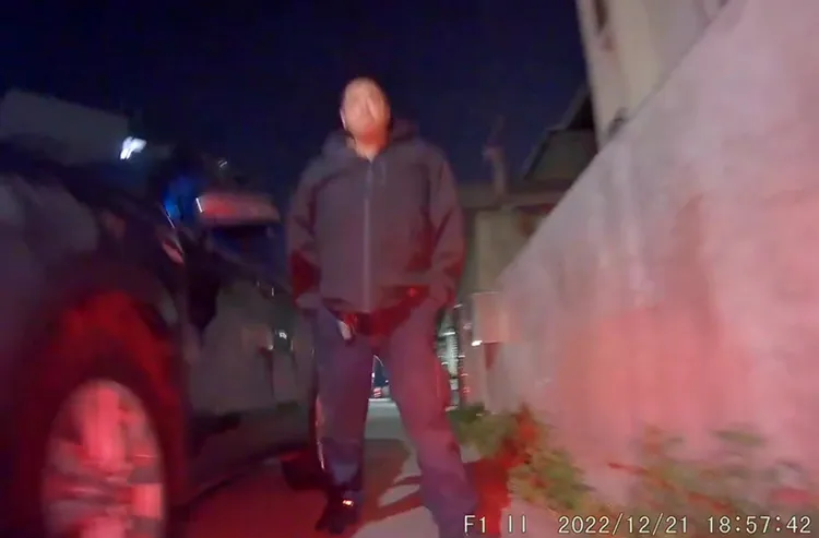 Uber駕駛下車，似乎要找UberEats外送員理論。民眾提供