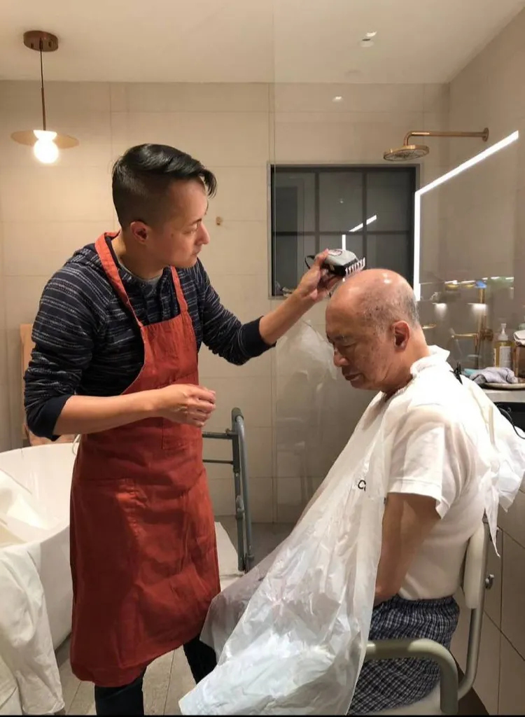 兒子是吳宇森導演的專屬理髮師。倪有純提供