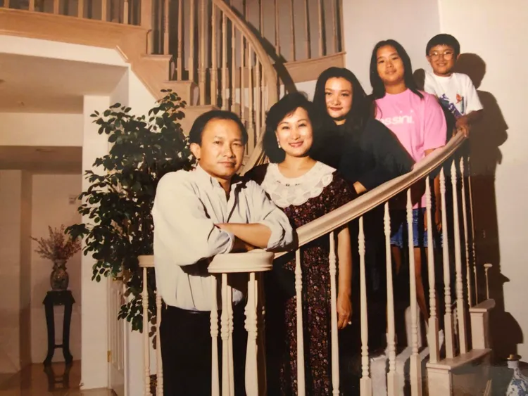 吳宇森（左）從小導演到國際知名導演，都是樸實的生活。倪有純提供