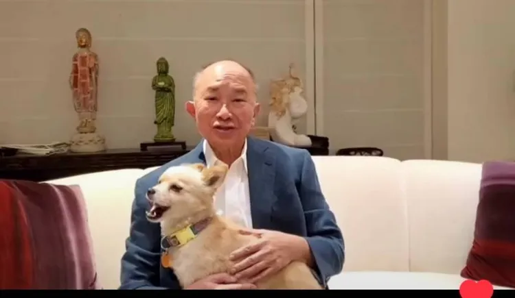 吳宇森導演和愛犬三寶。倪有純提供