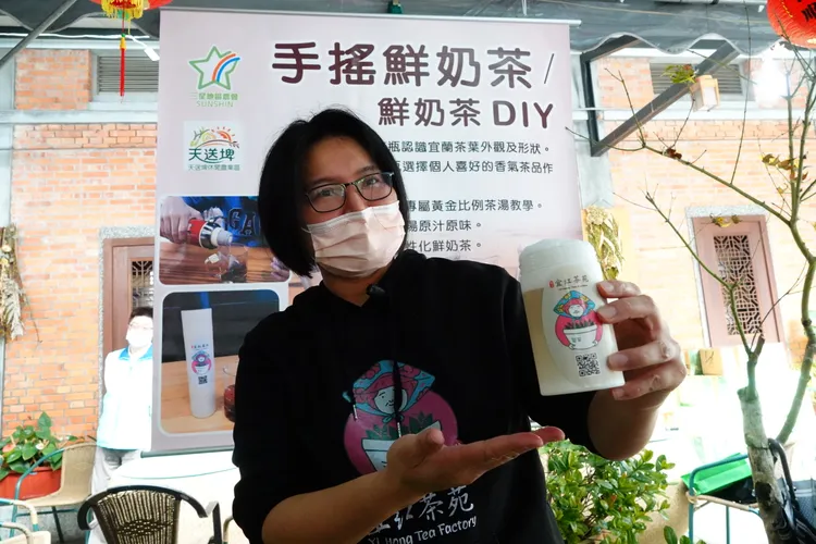 宜紅茶苑以自產「鳳梨香紅玉」，因香氣獨特與精緻口感，受到評審青睞，參加比利時國際風味暨品質評鑑評比，拿下最高的3顆星獎章，業者也將參加三星青蔥銀柳節活動。林泊志攝