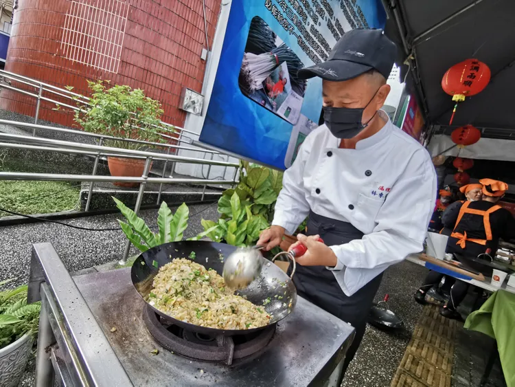 十大神農林東海自身是廚師，他以自家栽種高品質的三星蔥製作蛋炒飯，香氣濃郁。林泊志攝