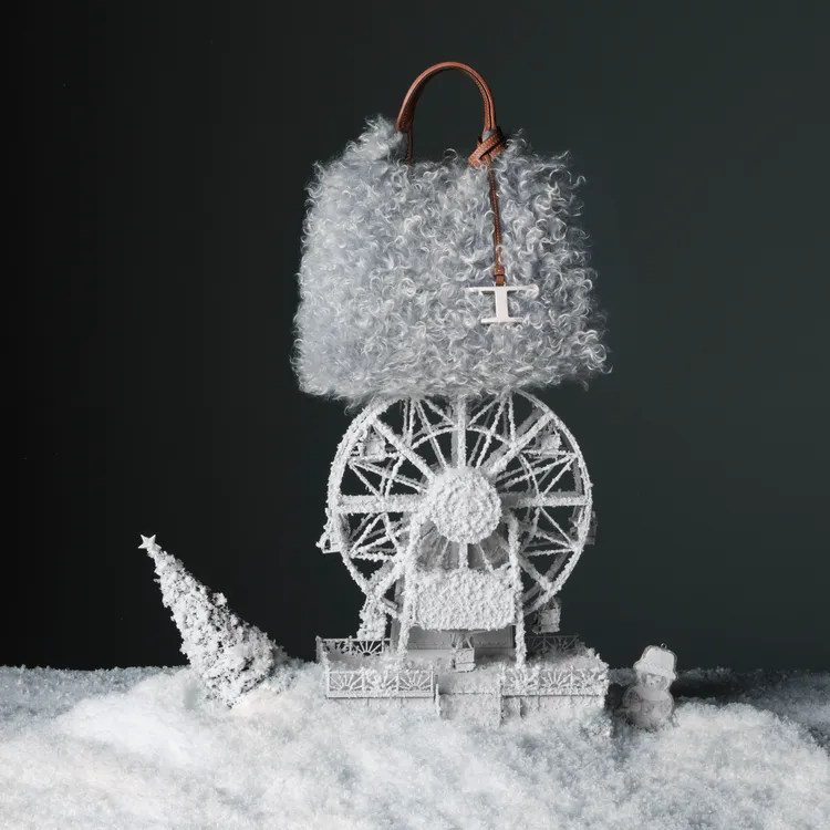 TOD’S Holiday系列形象照洋溢雪白聖誕氛圍。品牌提供