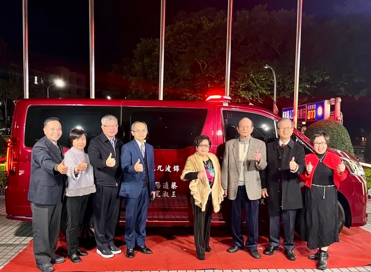 新北消防局長黃德清表示，蔡先生陸續捐贈了錦波1號、錦波2號到這次的錦波9號，包含了災情勘查車、救護車、指揮車等共9台車輛，感到衷心感謝。新北消防提供